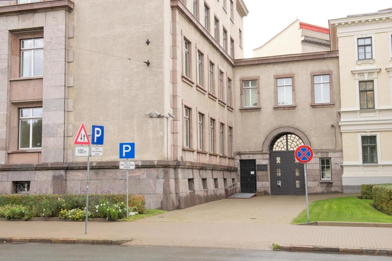 Ēkas ieeja, bilde no ielas otras puses