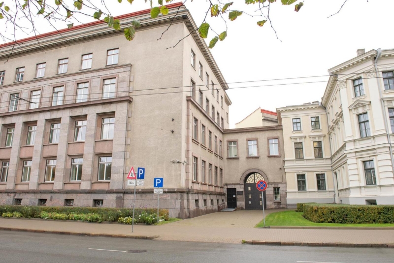 Ēkas ieeja, bilde no ielas otras puses
